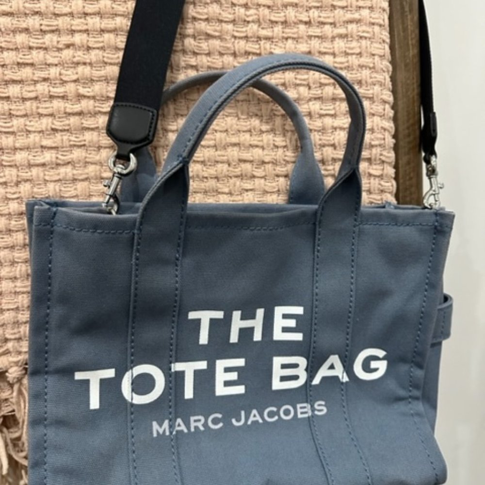 MARC JABOBS THE MEDIUM TOTE BAG: BLUE SHADOW - MEDIUM